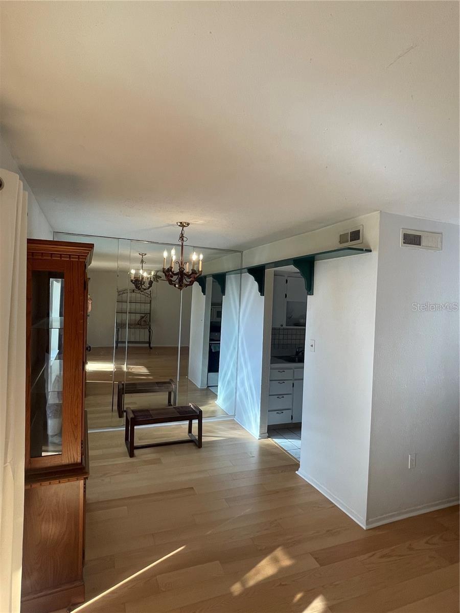 Listing photo id 7 for 1589 Greenlea Drive 3