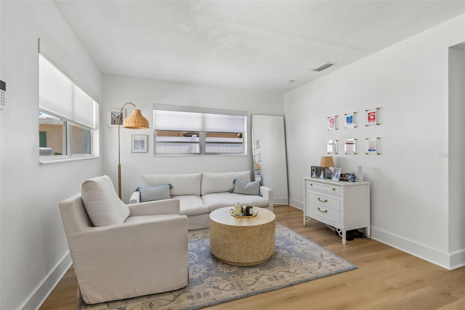 Listing photo id 15 for 3320 Iowa Avenue