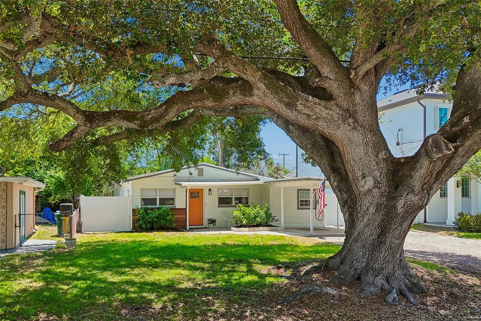 Listing photo id 0 for 3320 Iowa Avenue