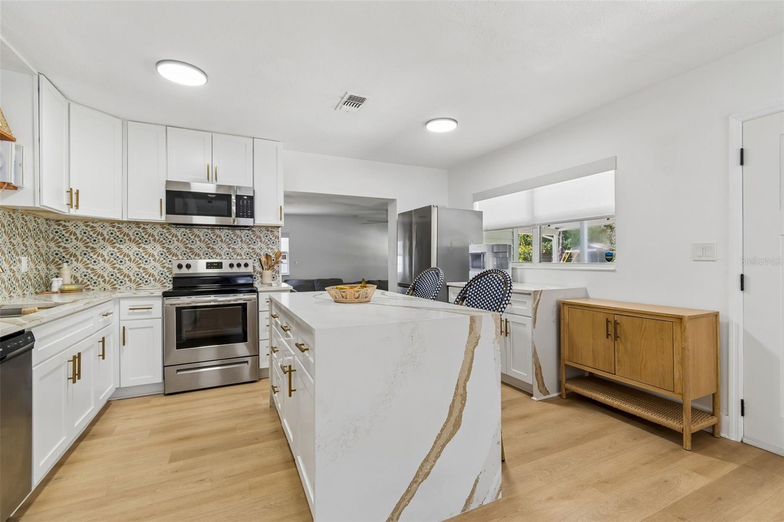 Listing photo id 21 for 3320 Iowa Avenue