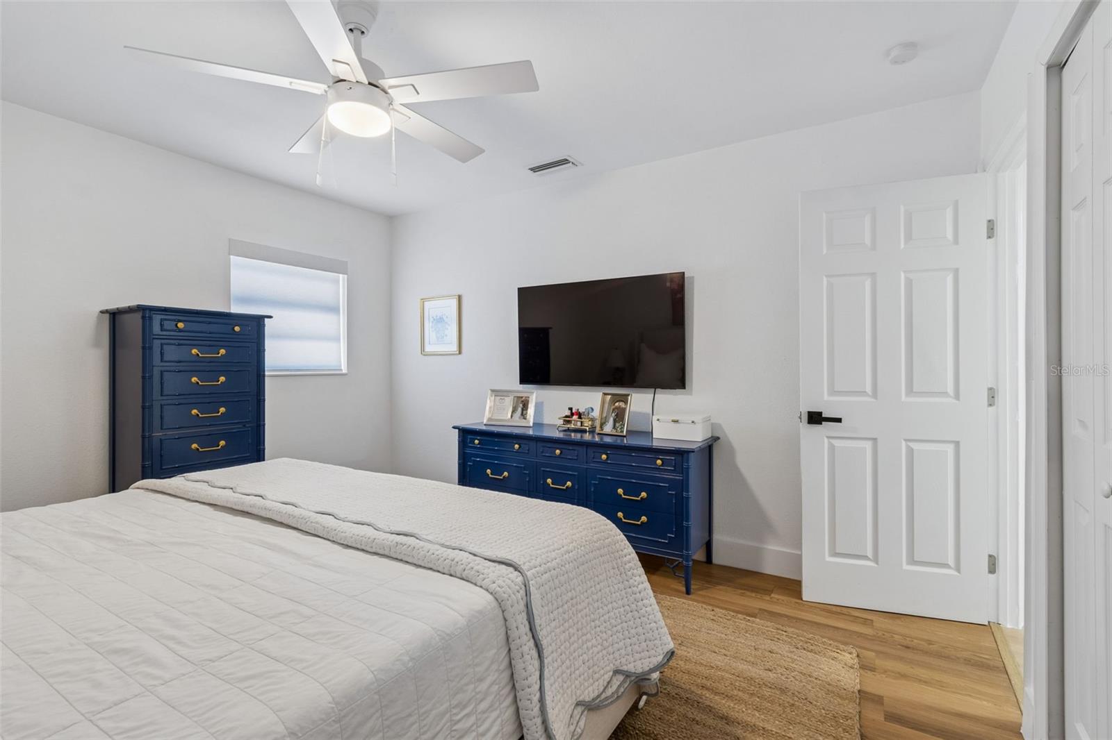 Listing photo id 31 for 3320 Iowa Avenue