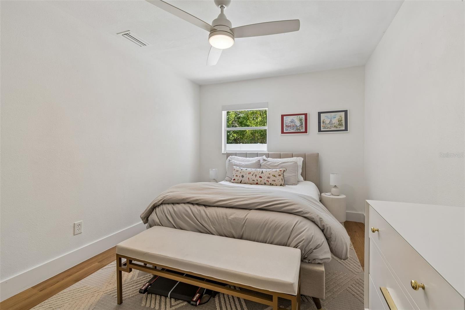 Listing photo id 40 for 3320 Iowa Avenue