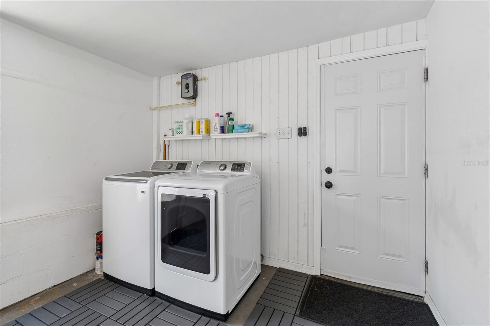 Listing photo id 49 for 3320 Iowa Avenue