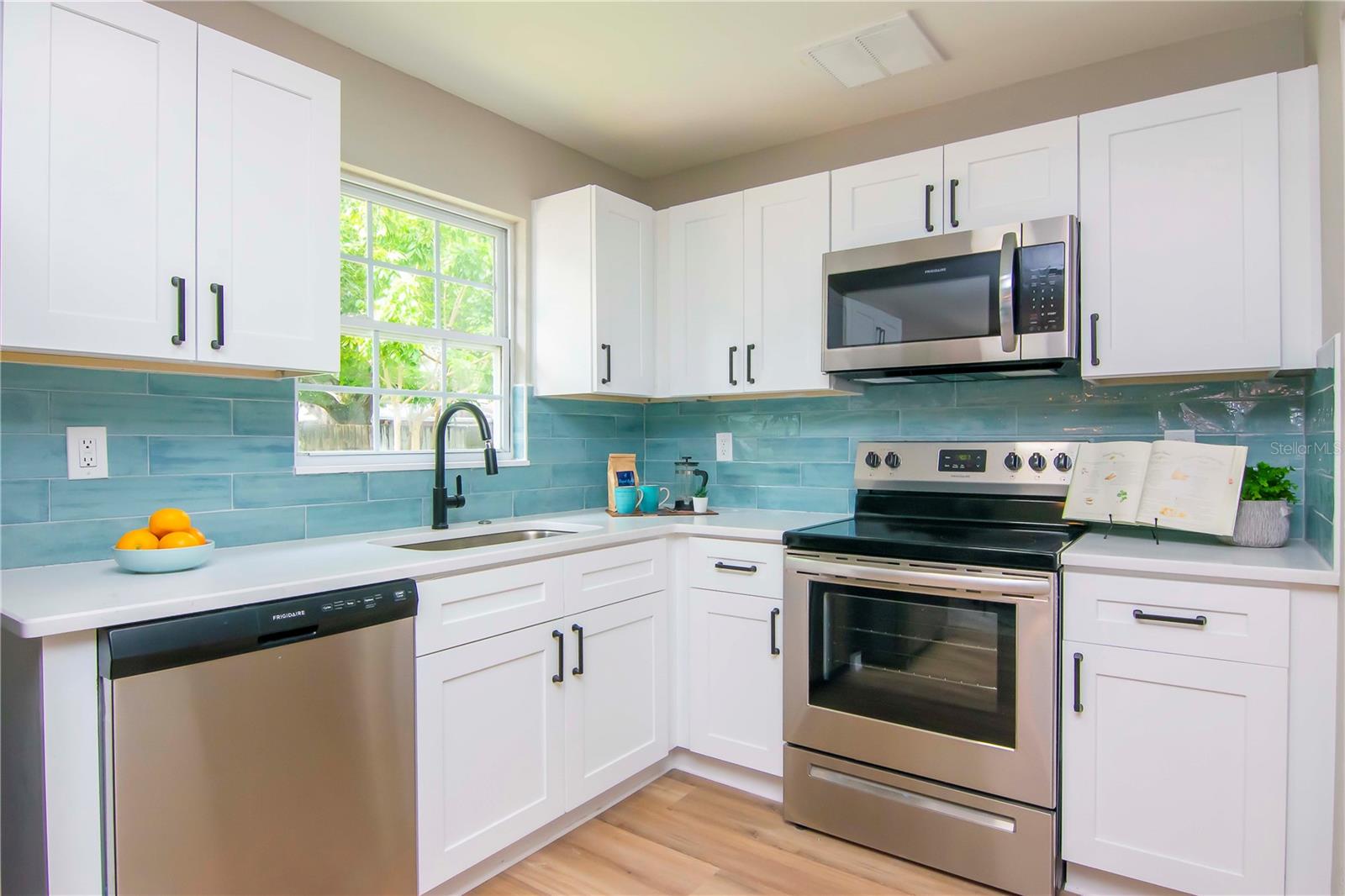 Listing photo id 12 for 3708 Tyson Avenue