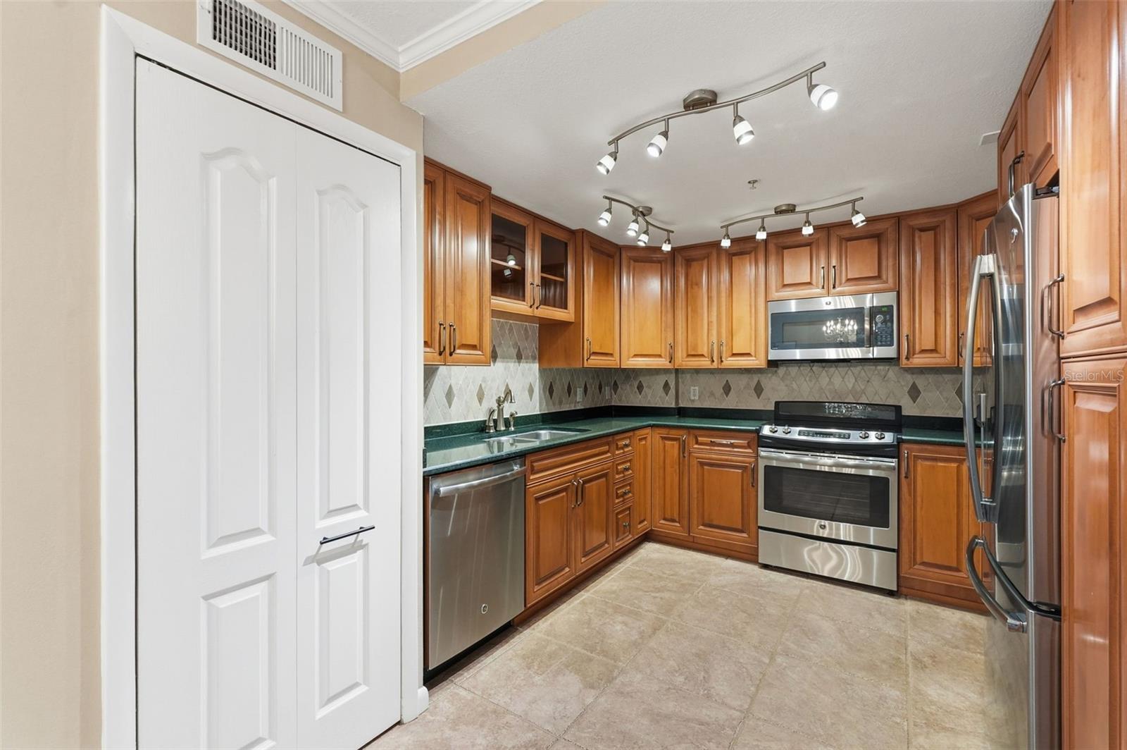 Image 11 of 33 For 1 Key Capri  608w