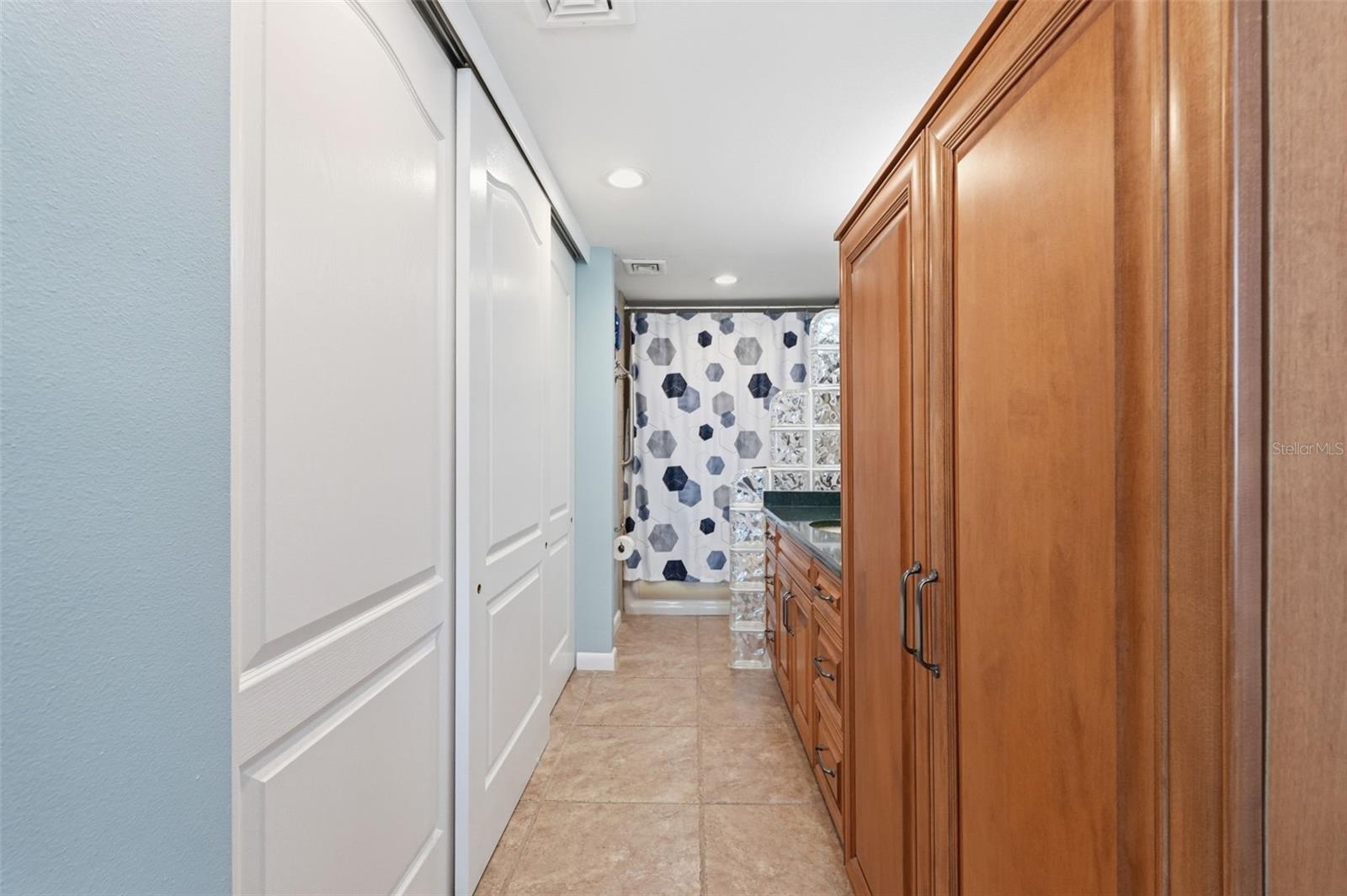 Image 16 of 33 For 1 Key Capri  608w