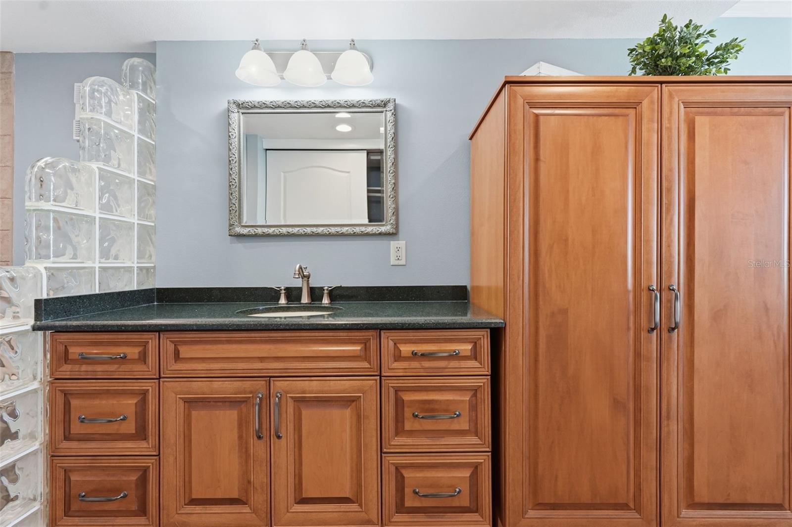 Image 17 of 33 For 1 Key Capri  608w