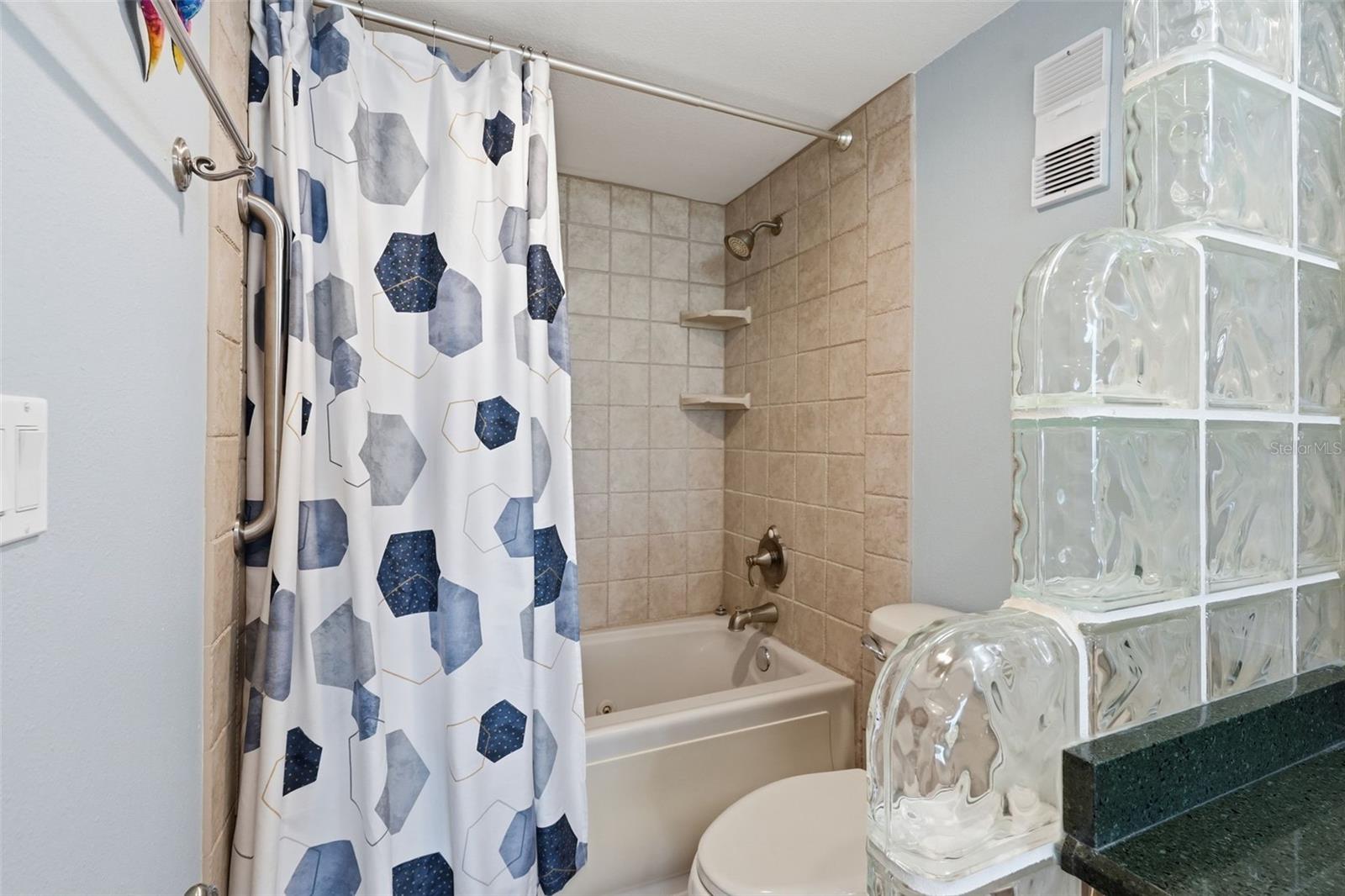 Image 18 of 33 For 1 Key Capri  608w