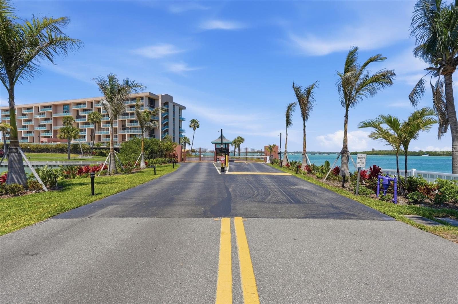 Image 28 of 33 For 1 Key Capri  608w