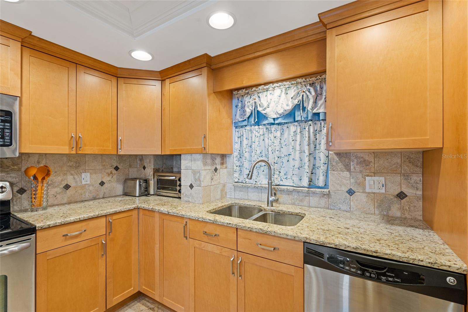 Image 18 of 31 For 4950 Gulf Boulevard 605