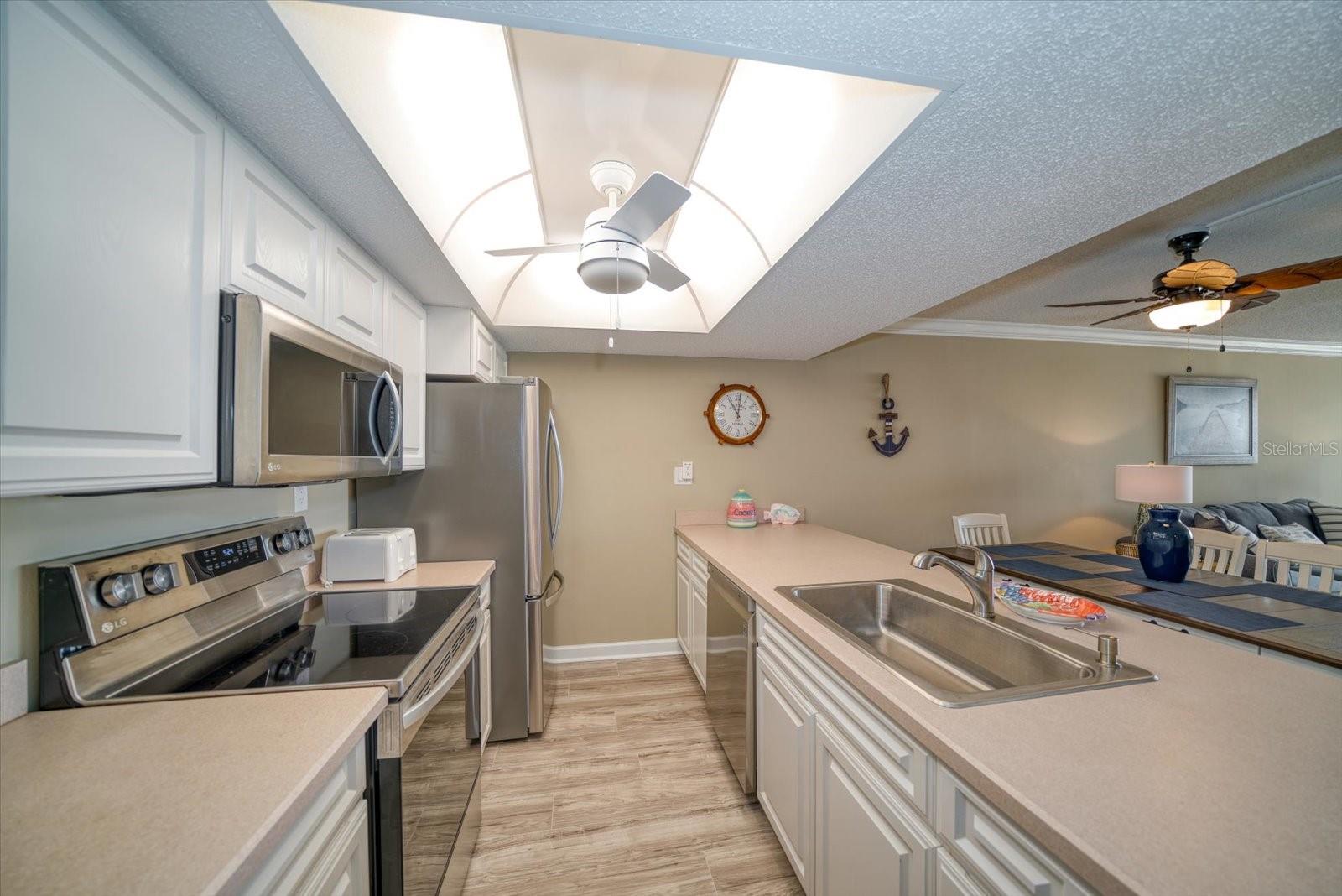 Image 9 of 37 For 450 Gulfview Boulevard 704