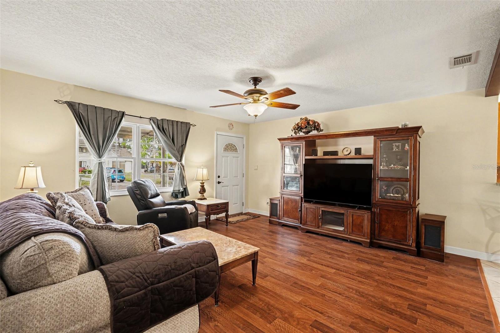 Image 4 of 39 For 7815 Woodlynne Avenue