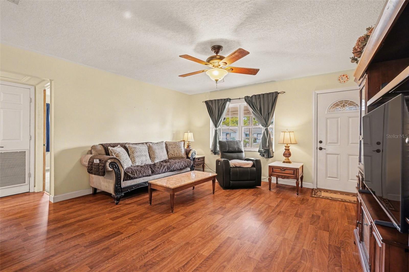 Image 9 of 39 For 7815 Woodlynne Avenue