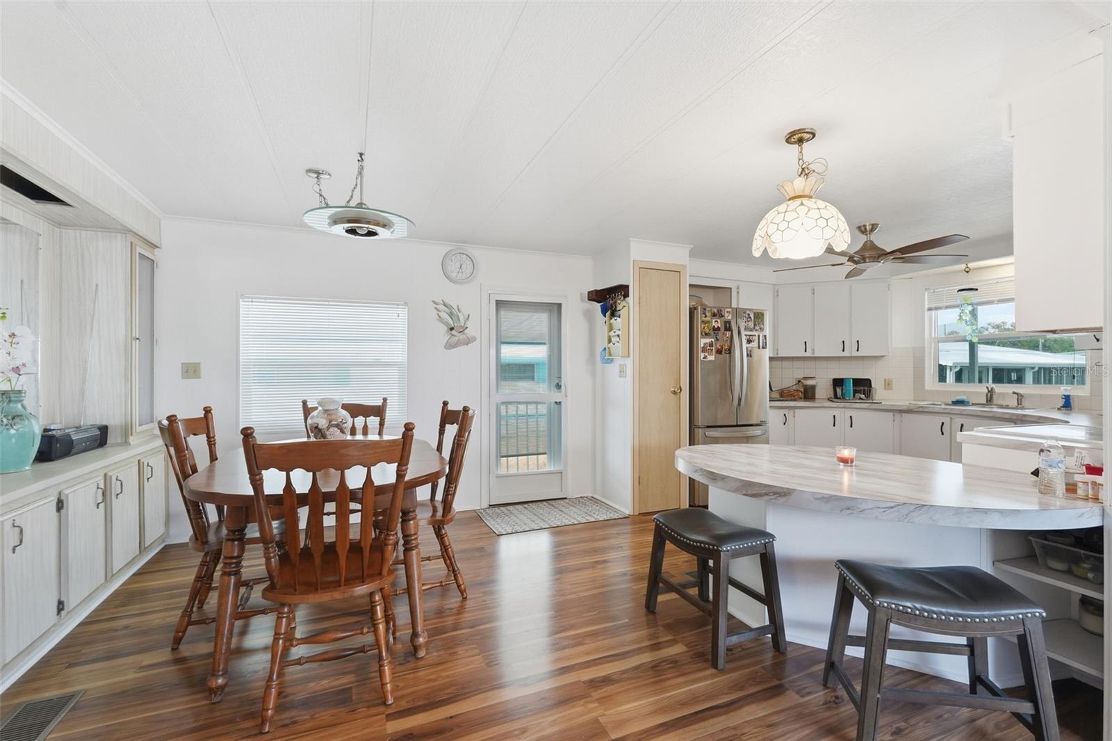 Listing photo id 6 for 2049 Manoa Drive