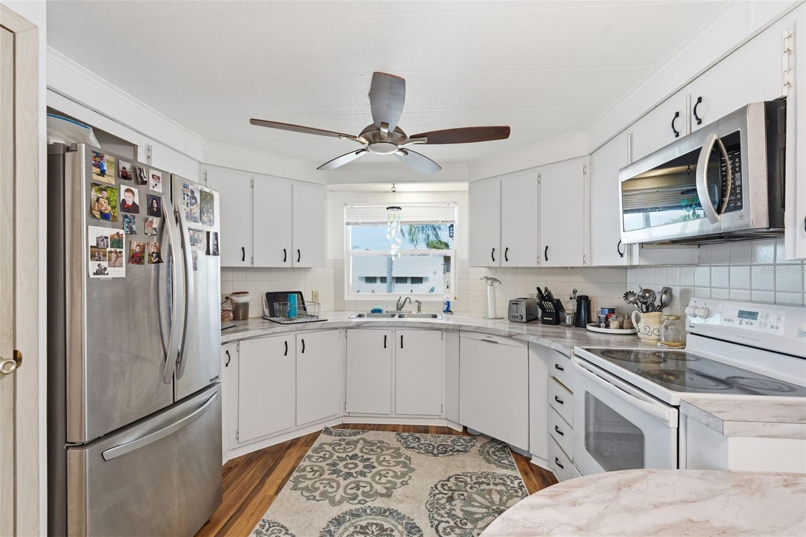 Listing photo id 7 for 2049 Manoa Drive