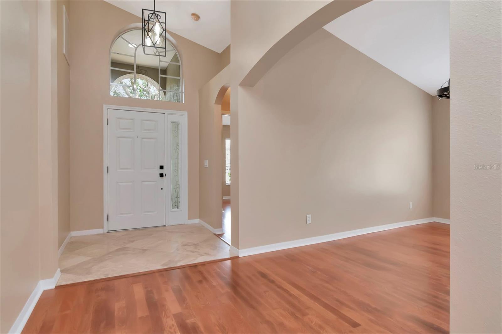 Listing photo id 2 for 3201 Dunstable Drive