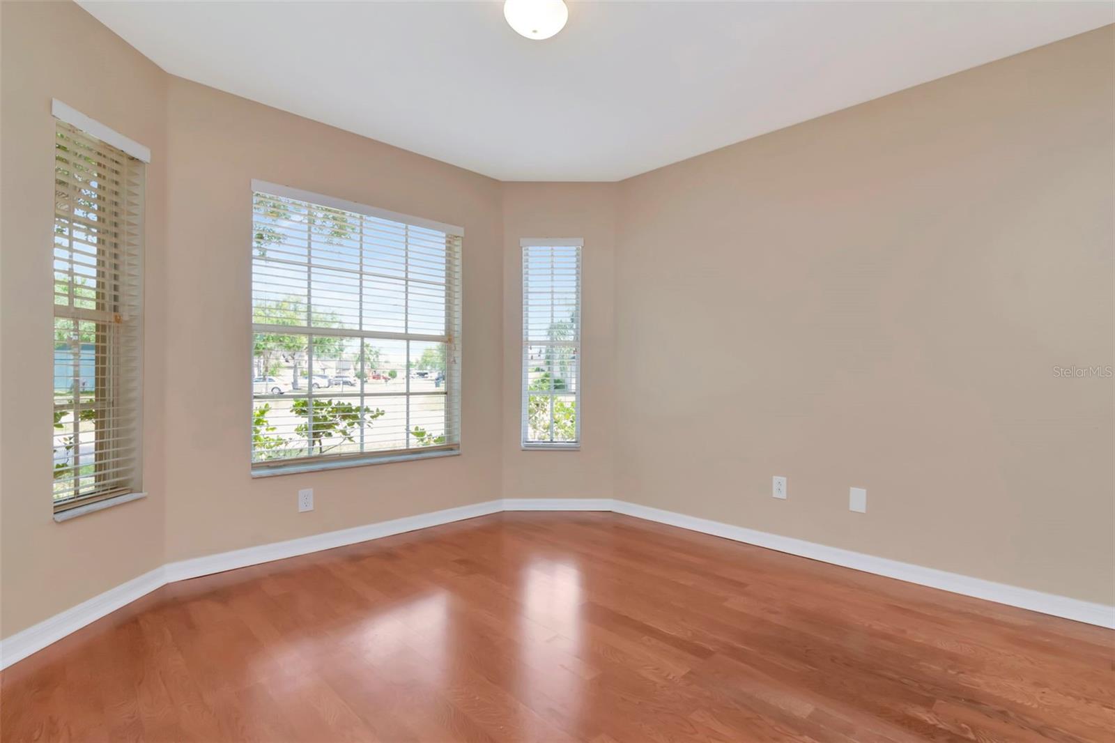 Listing photo id 5 for 3201 Dunstable Drive