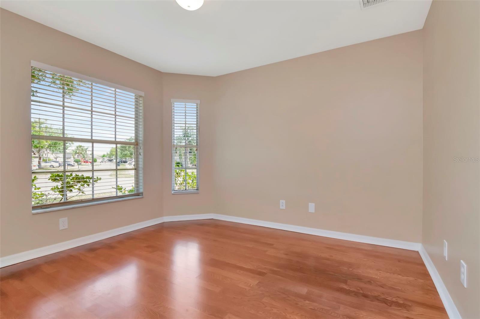 Listing photo id 6 for 3201 Dunstable Drive