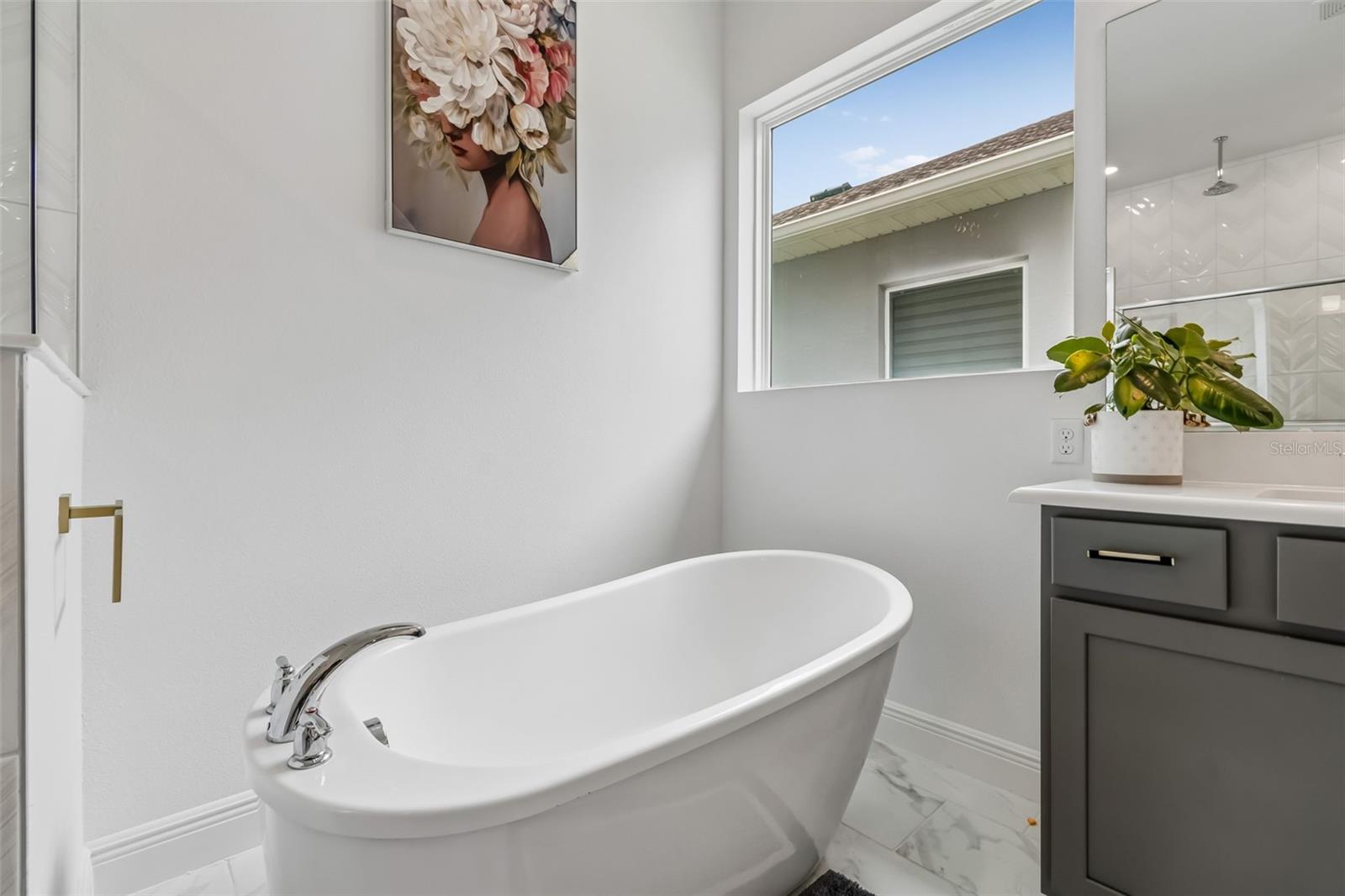 Image 24 of 79 For 19129 Planetree Street