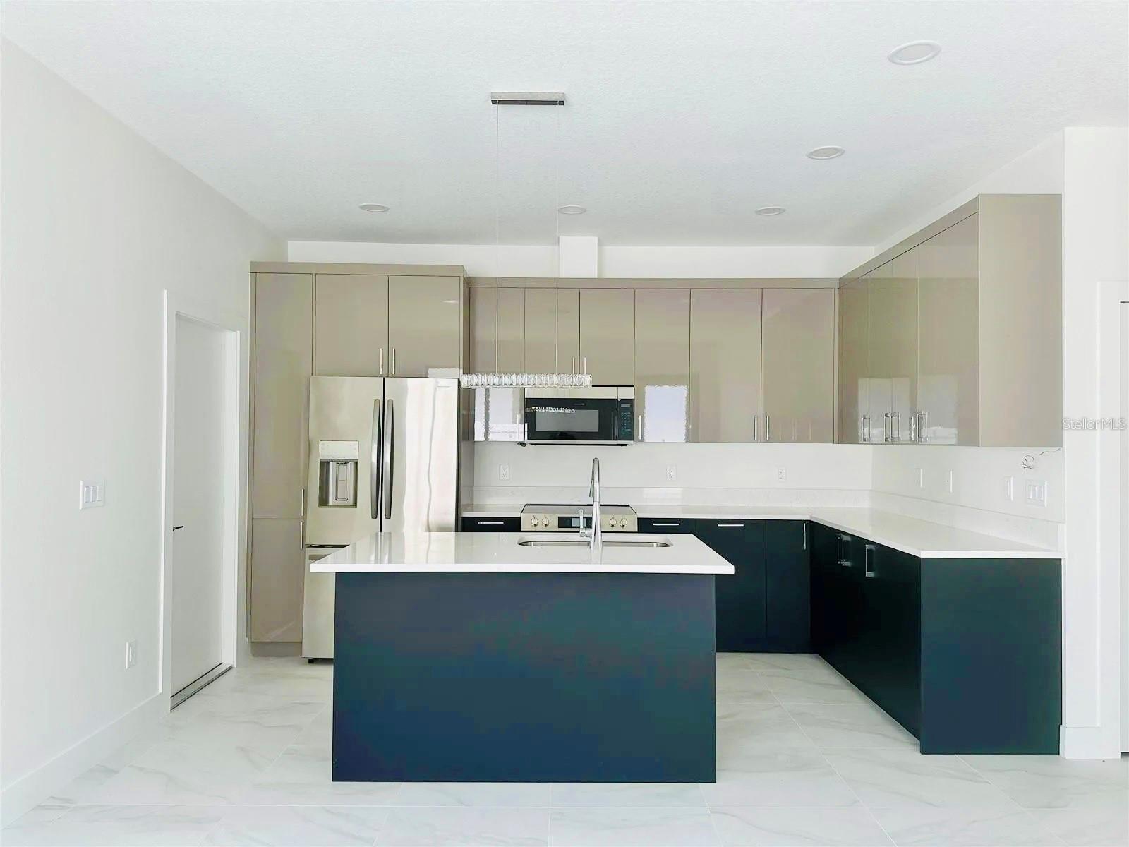 Image 3 of 11 For 4106 Thatcher Avenue A