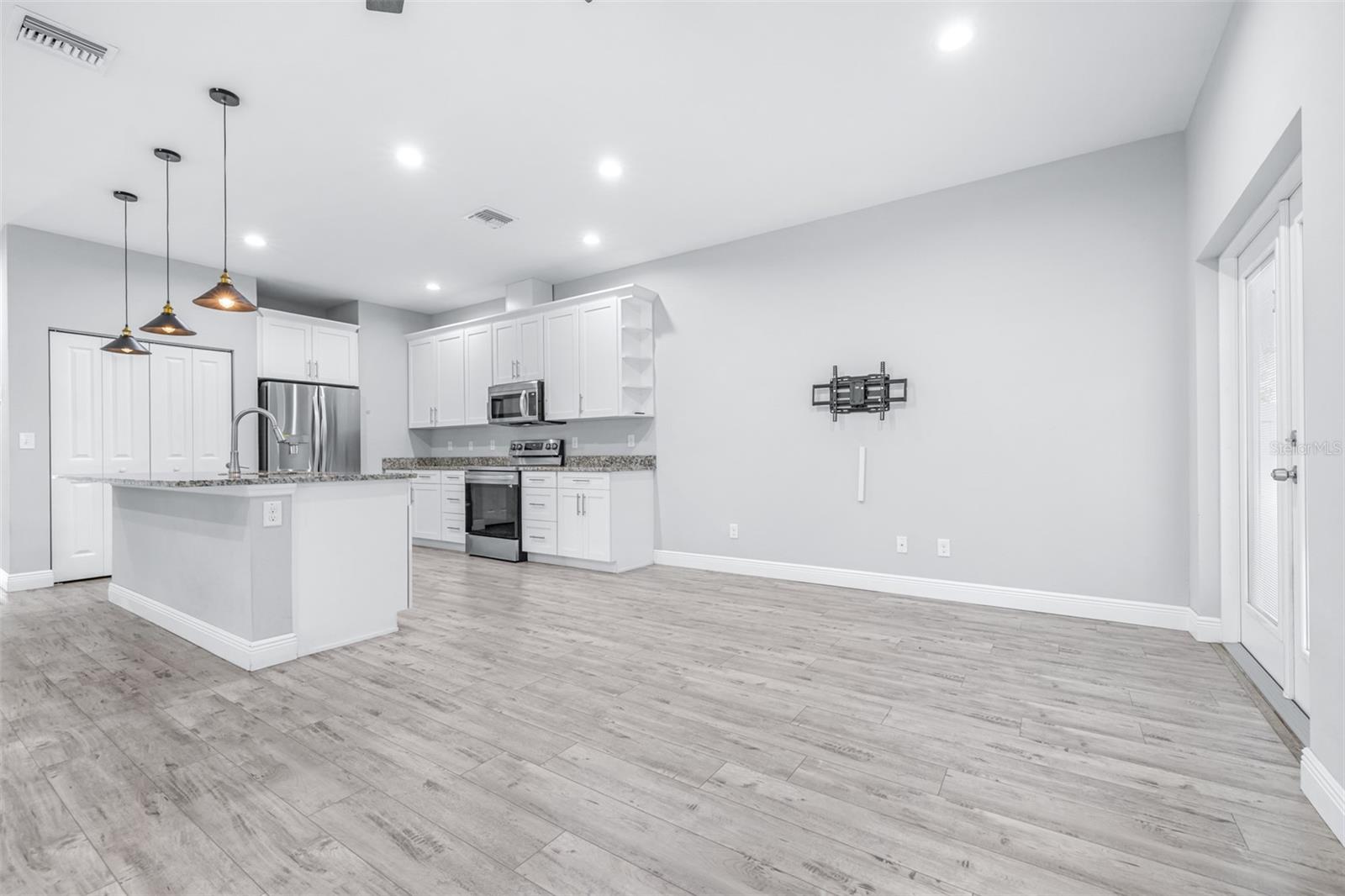 Image 19 of 57 For 1505 North Bay Street