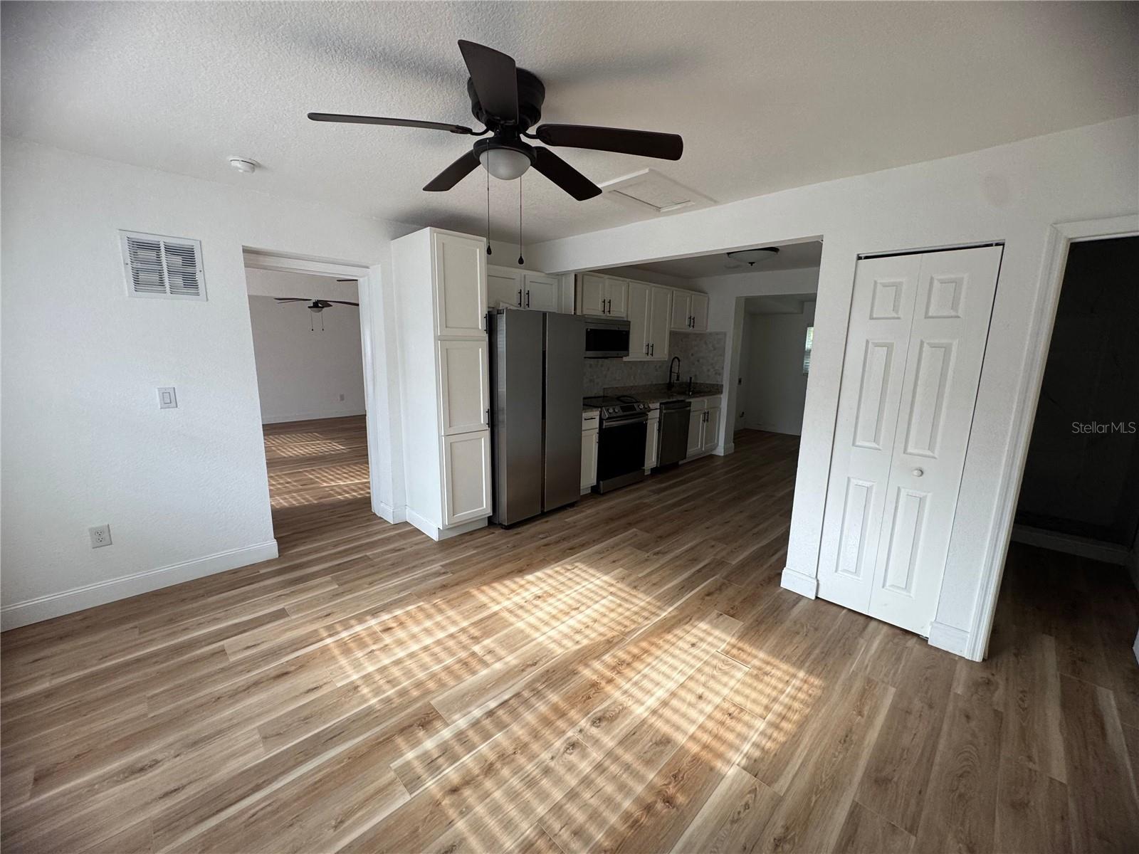 Image 3 of 15 For 905 Center Street