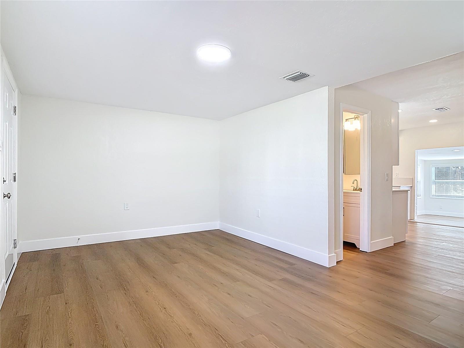 Listing photo id 8 for 1415 Frances Drive