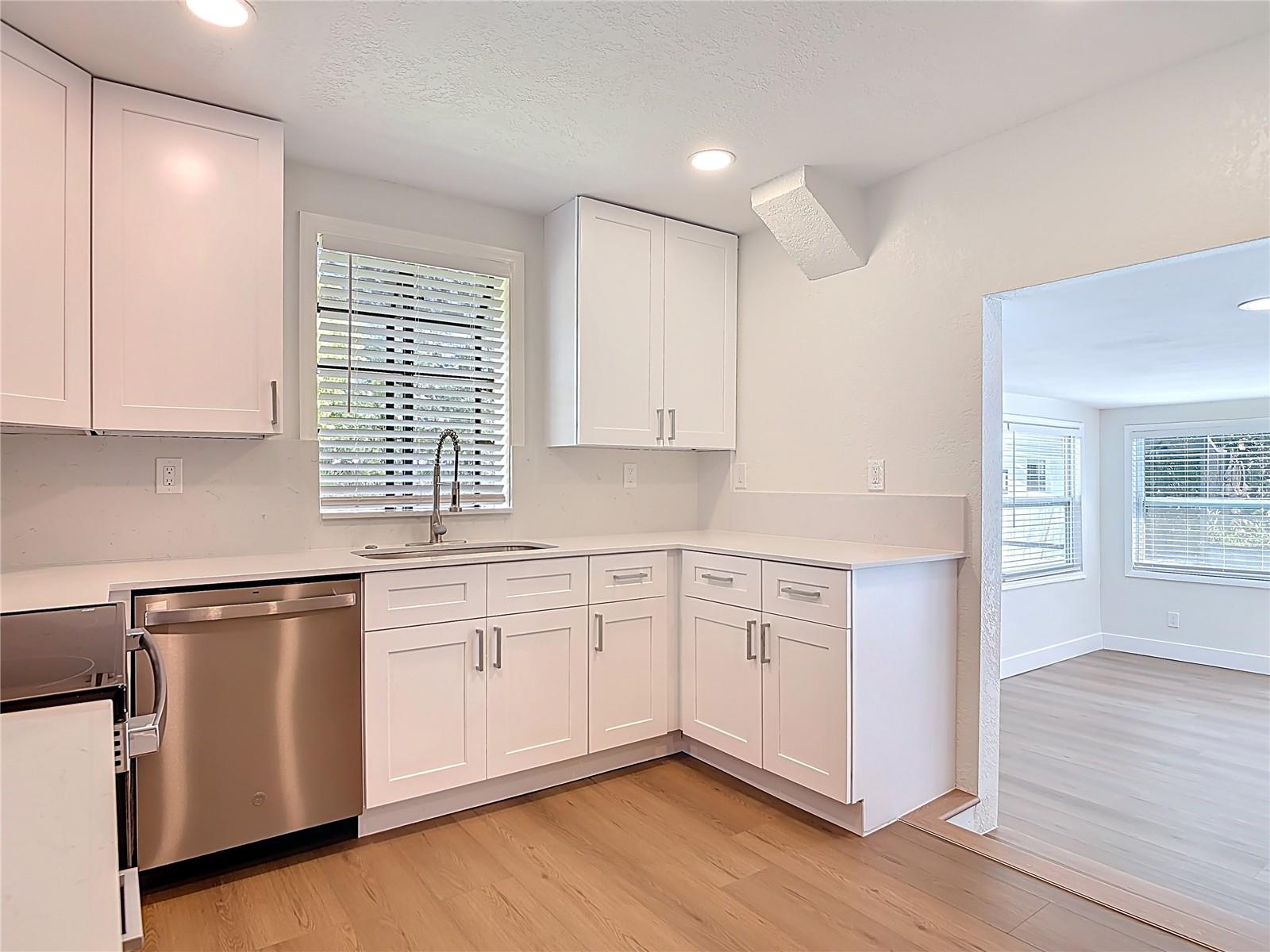 Listing photo id 10 for 1415 Frances Drive