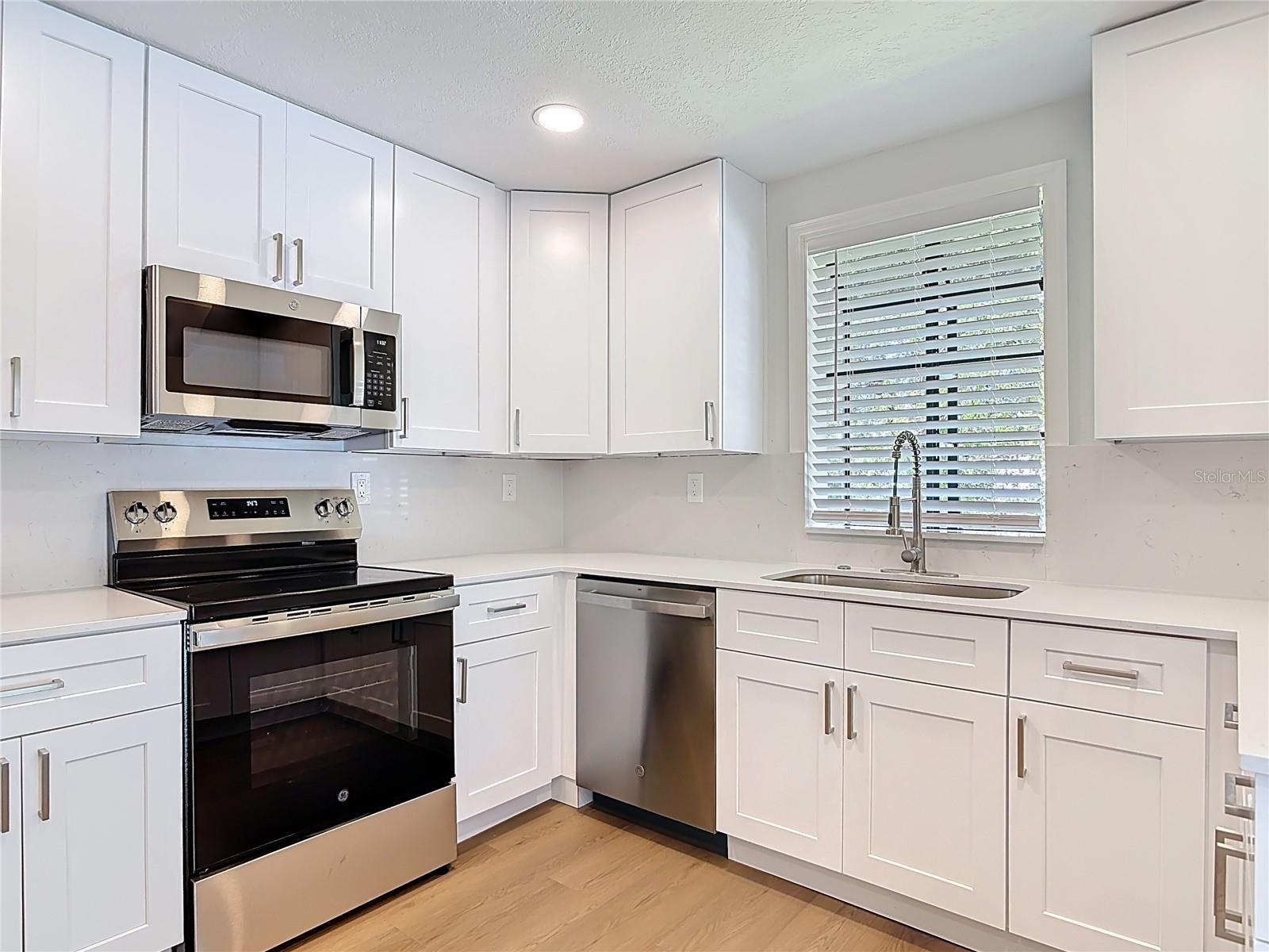 Listing photo id 13 for 1415 Frances Drive