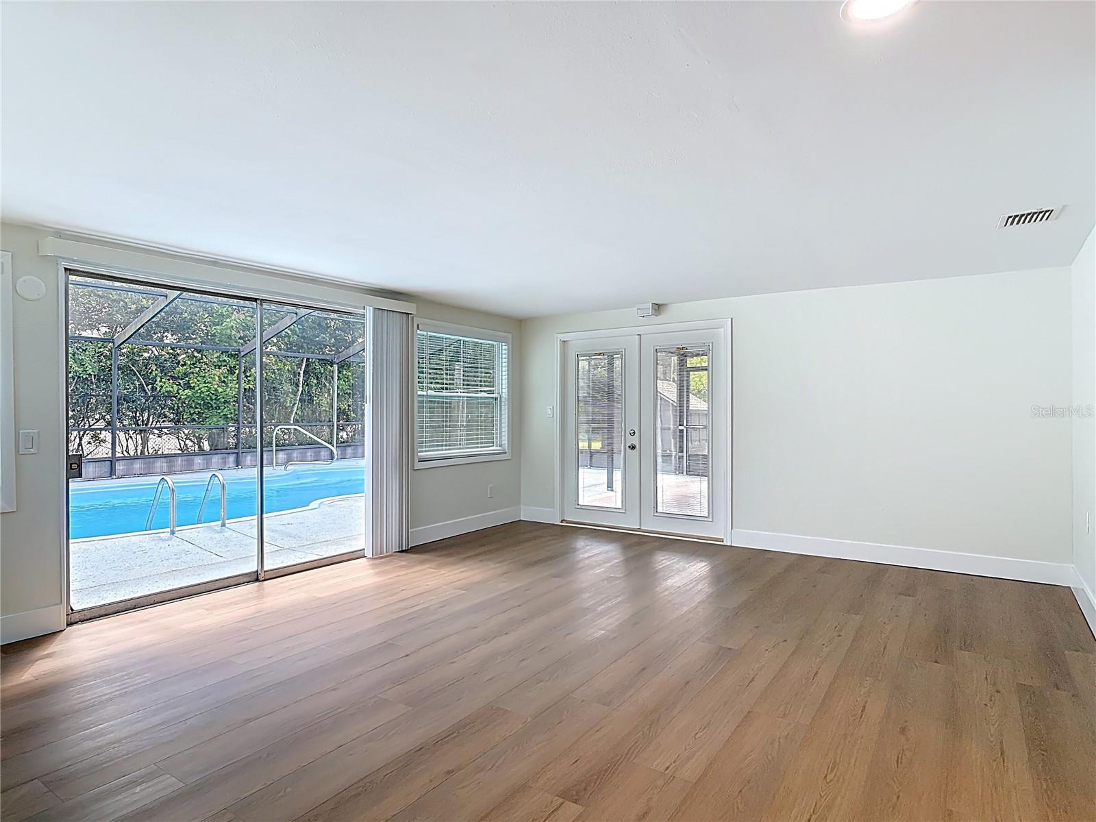 Listing photo id 14 for 1415 Frances Drive