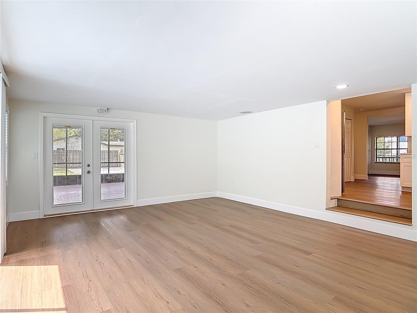 Listing photo id 15 for 1415 Frances Drive