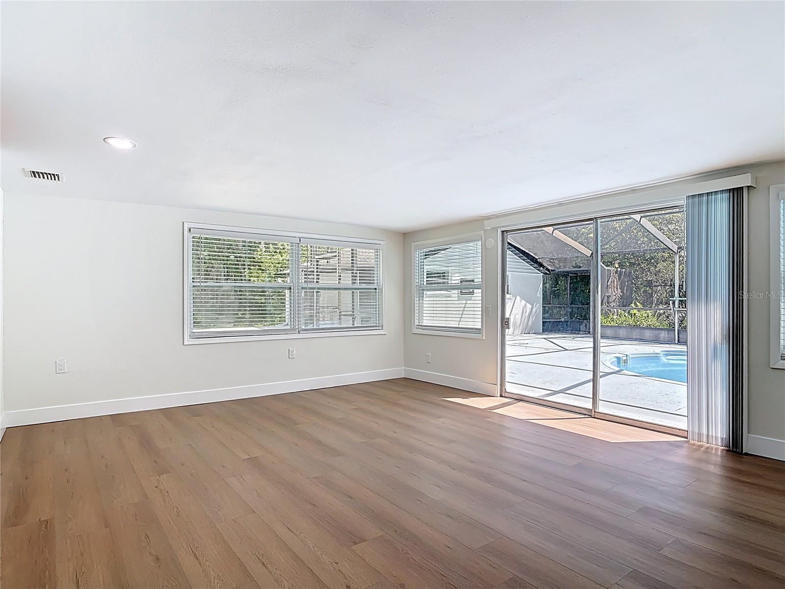 Listing photo id 17 for 1415 Frances Drive