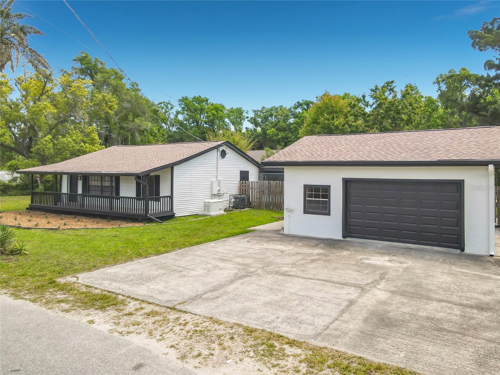 Listing photo id 0 for 1415 Frances Drive