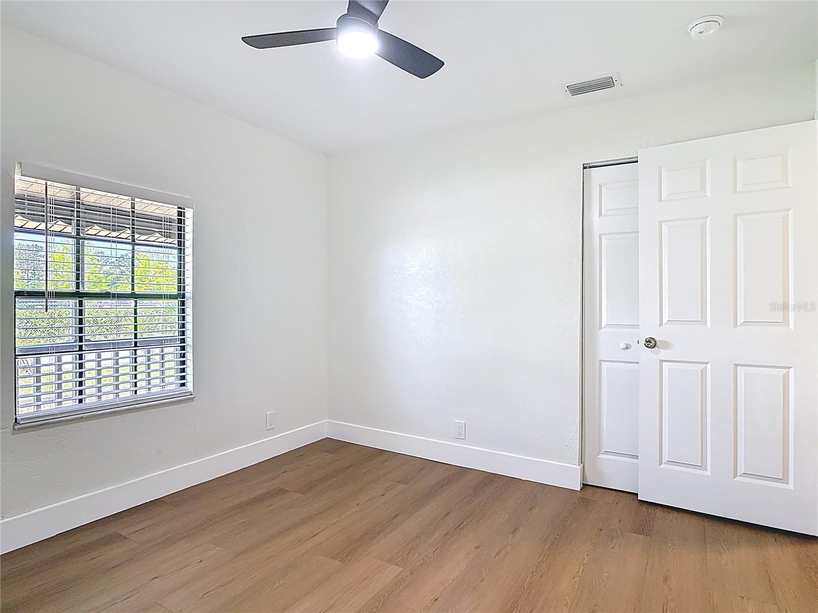 Listing photo id 19 for 1415 Frances Drive