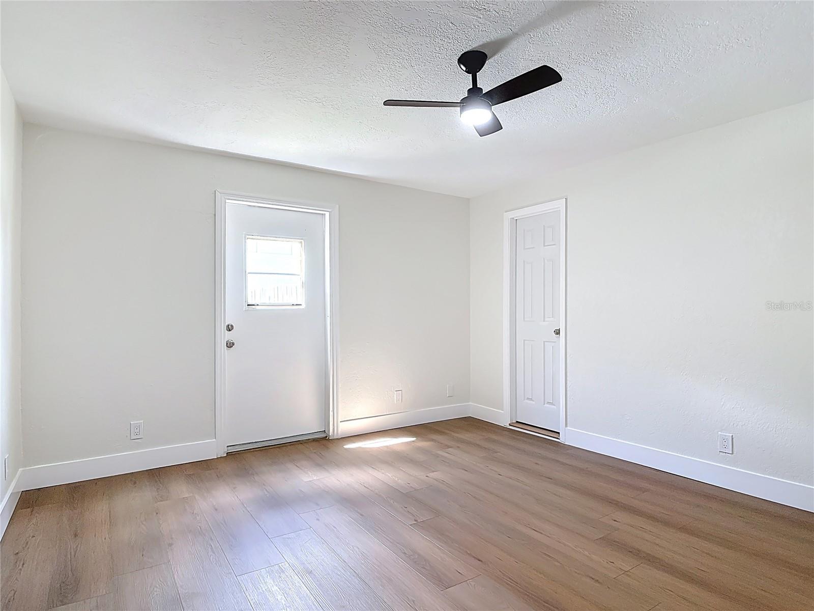Listing photo id 25 for 1415 Frances Drive