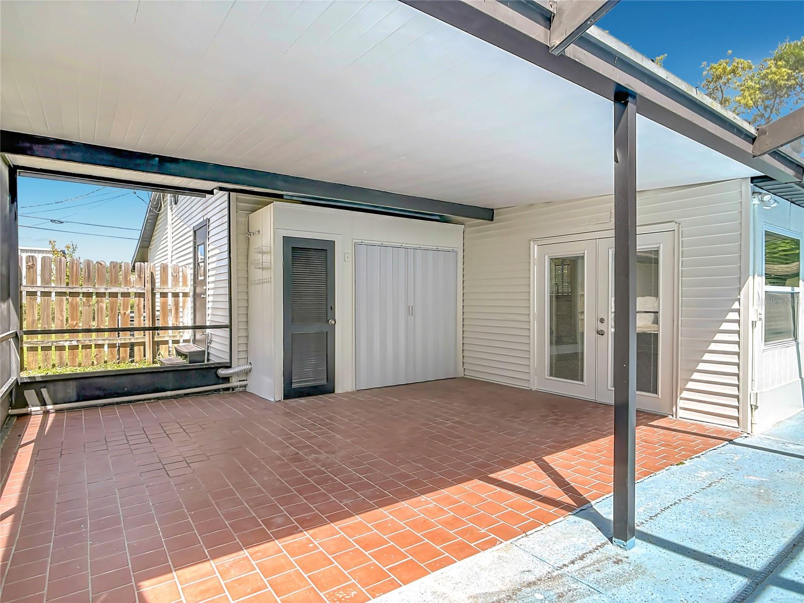 Listing photo id 28 for 1415 Frances Drive