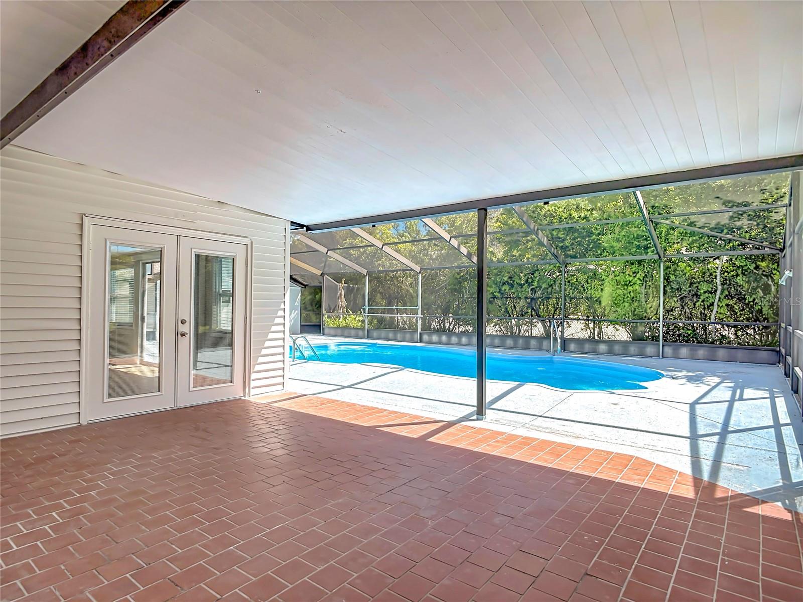 Listing photo id 29 for 1415 Frances Drive