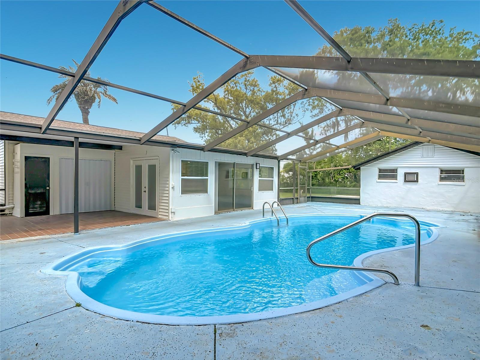 Listing photo id 31 for 1415 Frances Drive