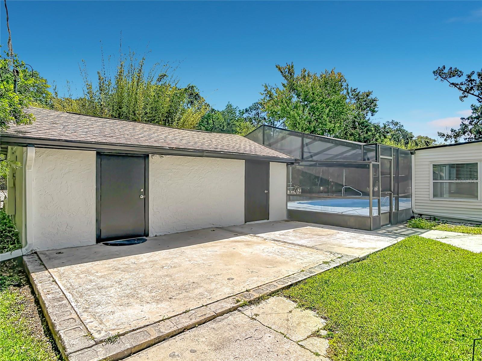 Listing photo id 33 for 1415 Frances Drive