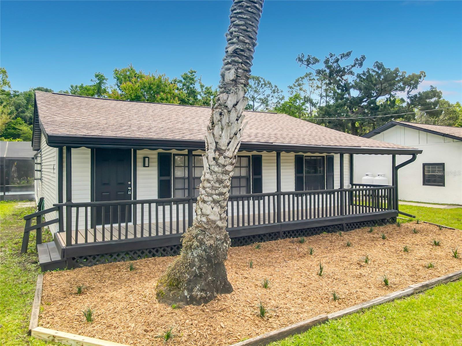 Listing photo id 2 for 1415 Frances Drive