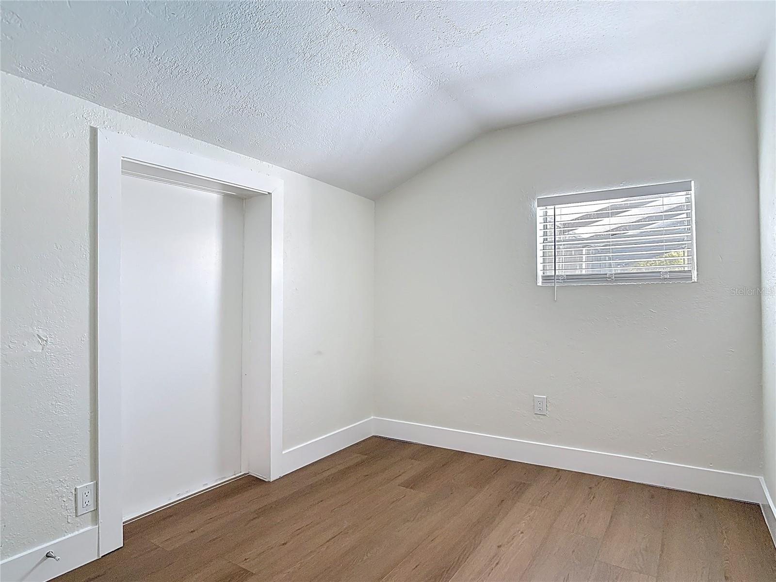Listing photo id 39 for 1415 Frances Drive