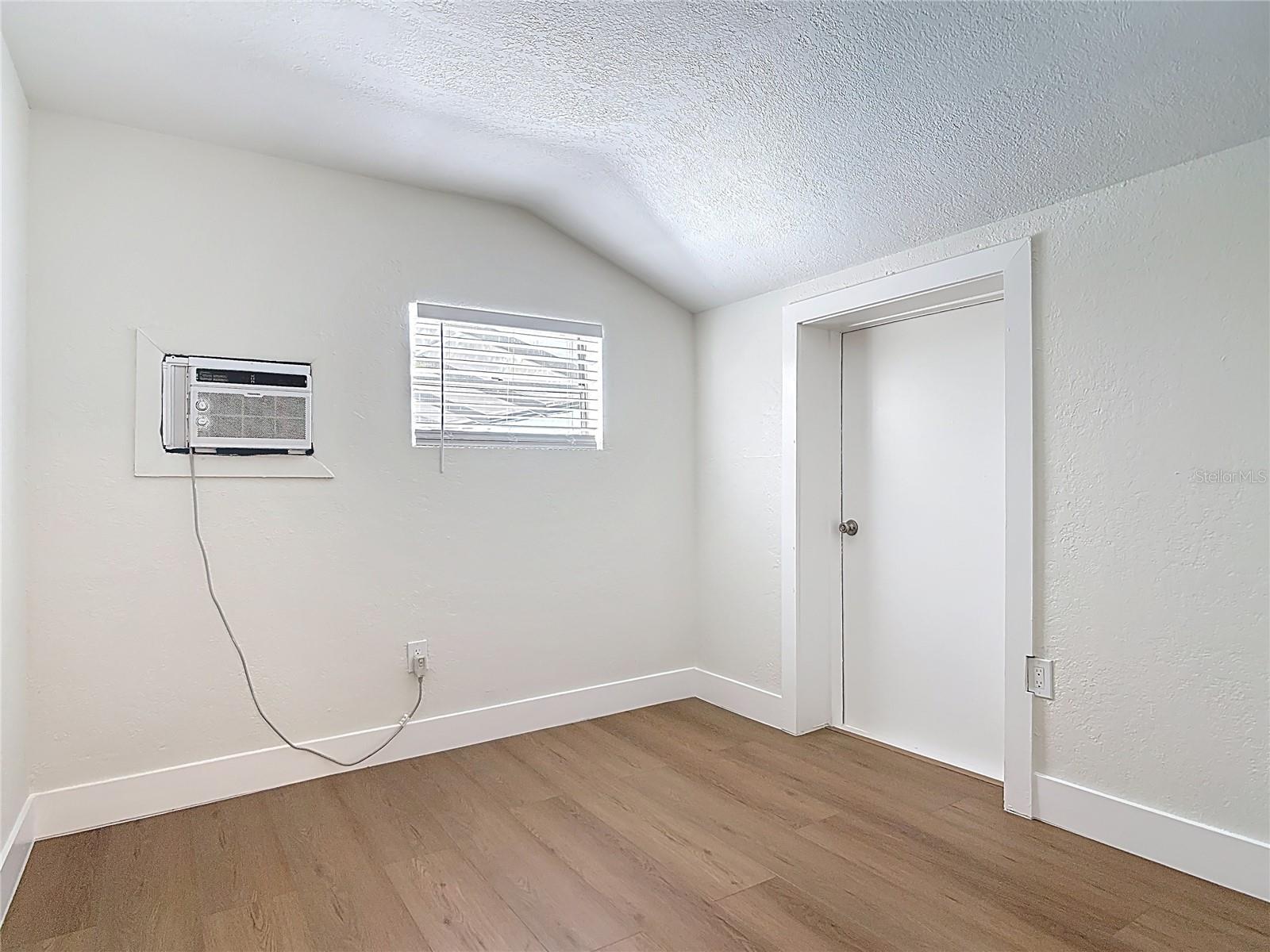 Listing photo id 42 for 1415 Frances Drive