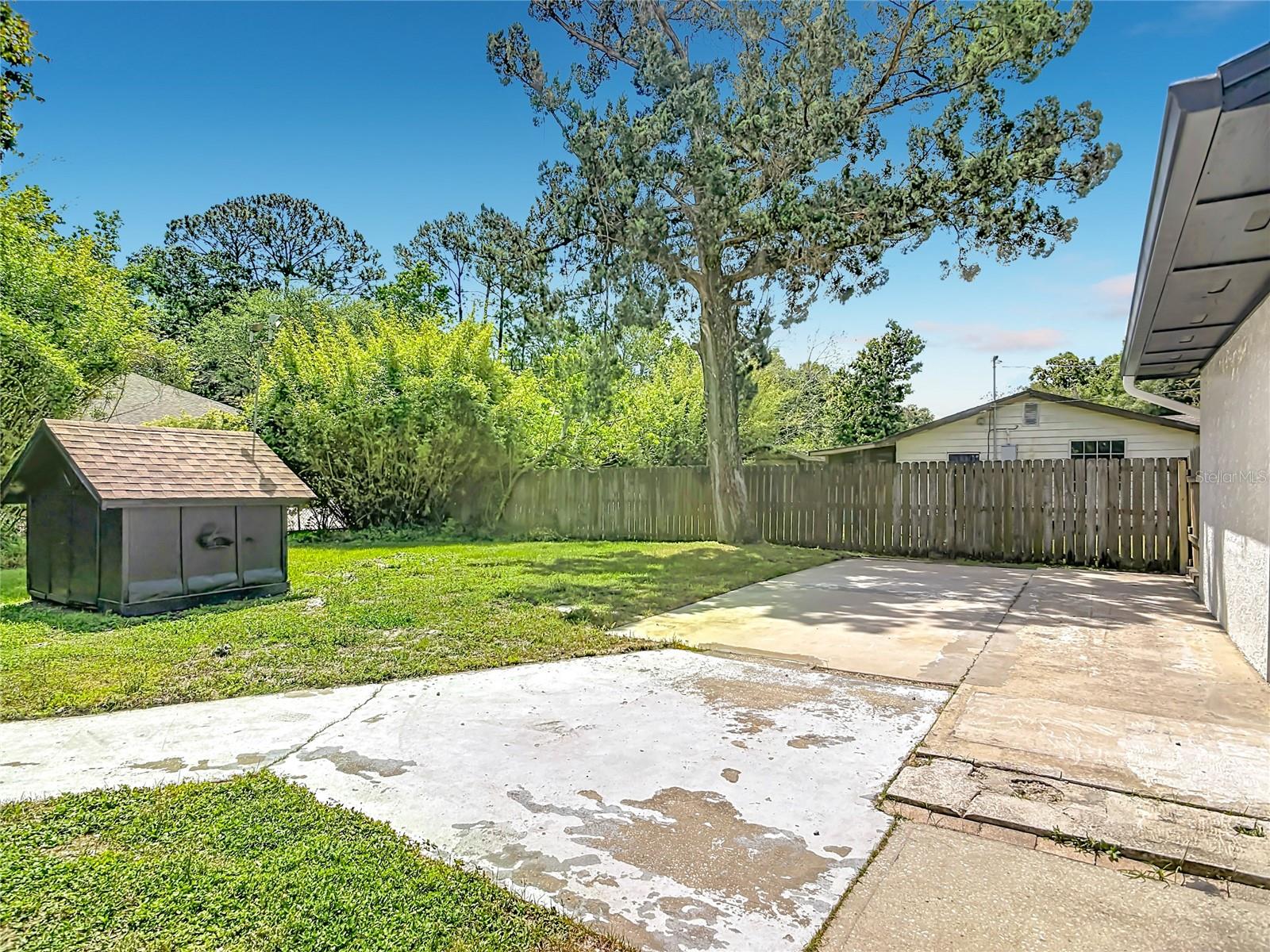 Listing photo id 47 for 1415 Frances Drive