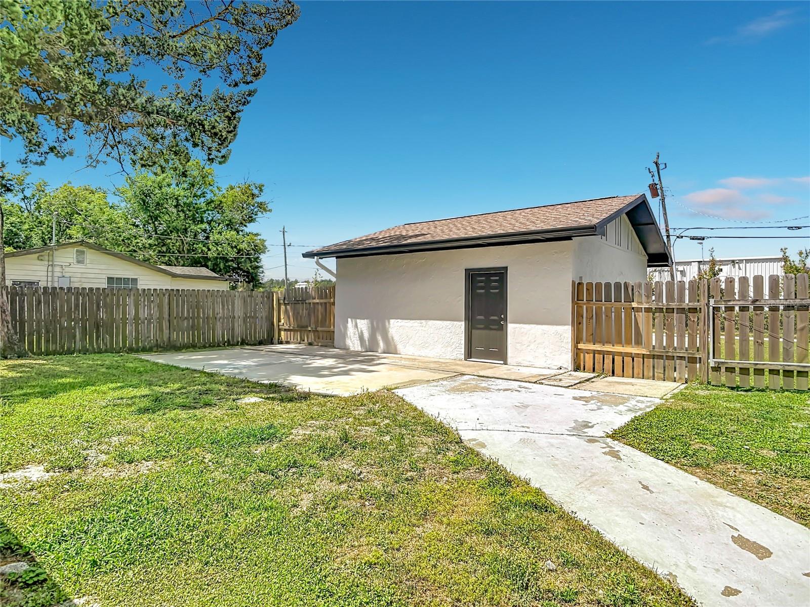 Listing photo id 49 for 1415 Frances Drive