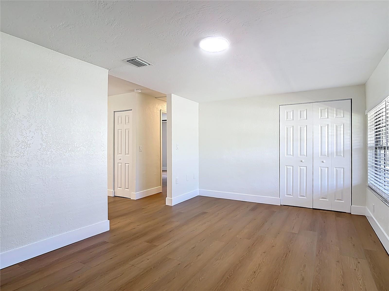 Listing photo id 5 for 1415 Frances Drive