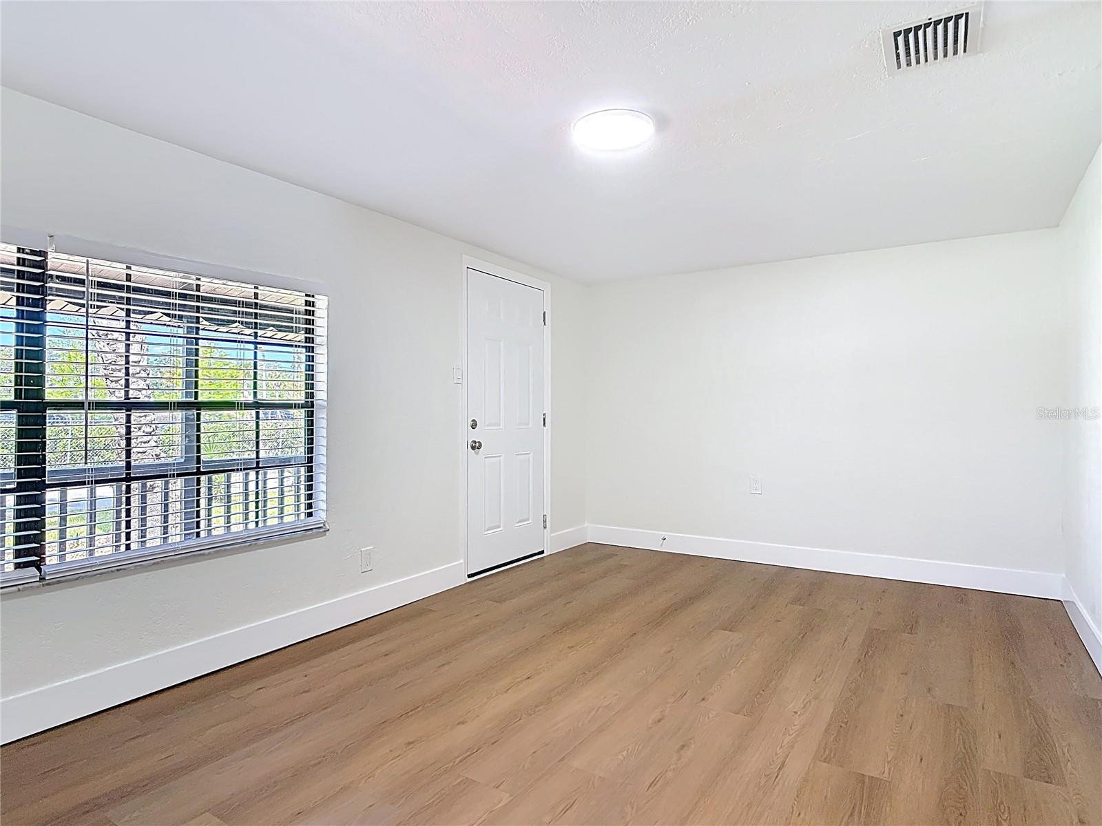 Listing photo id 7 for 1415 Frances Drive
