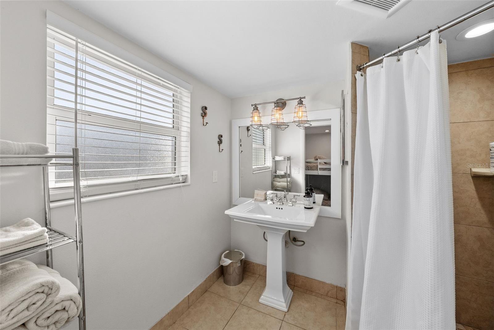 Listing photo id 9 for 439 Causeway Boulevard