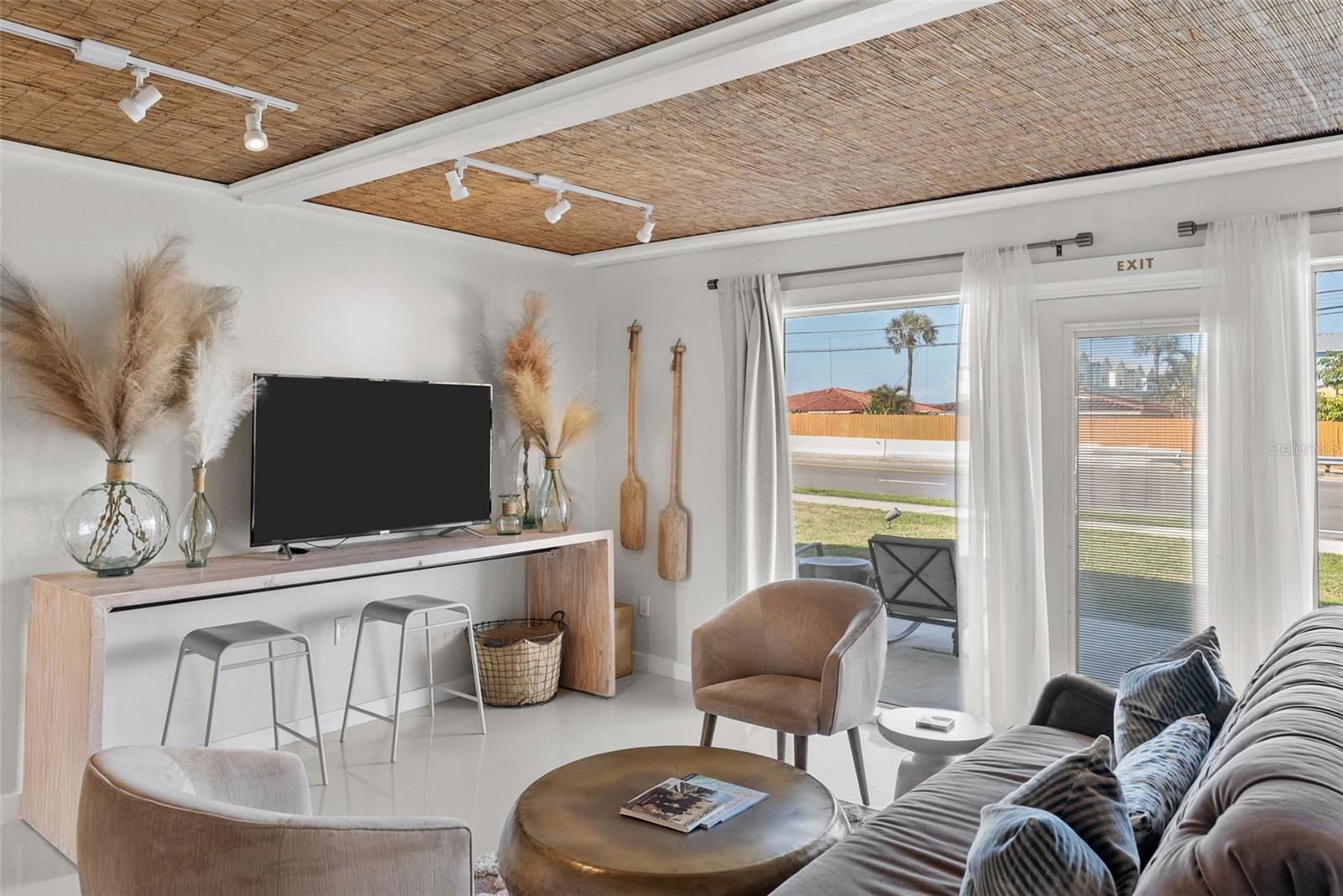 Listing photo id 1 for 439 Causeway Boulevard