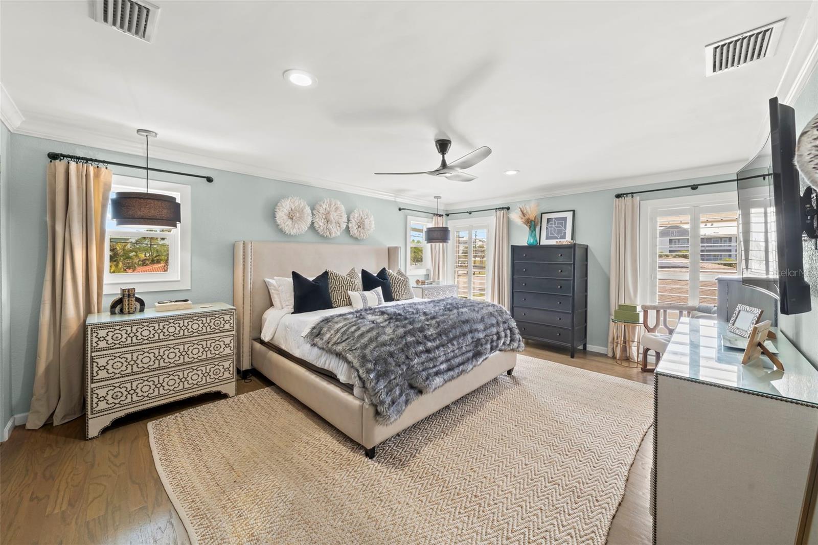 Listing photo id 49 for 439 Causeway Boulevard