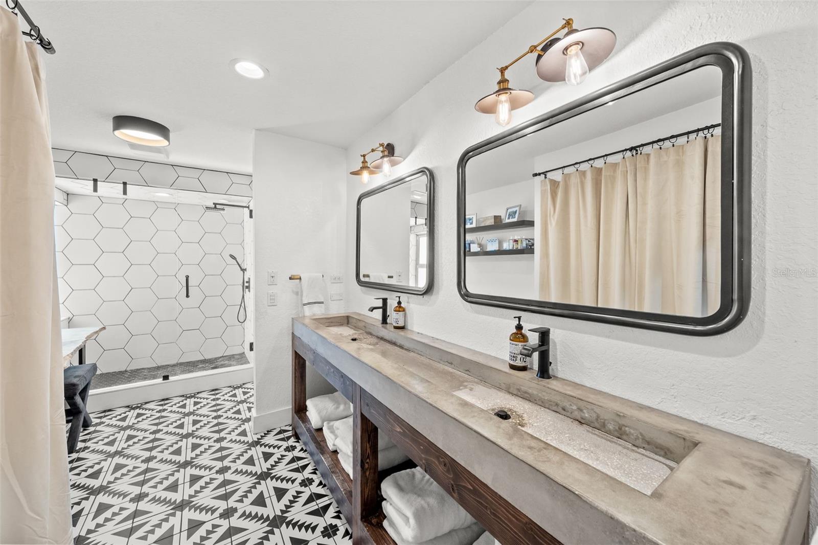 Listing photo id 51 for 439 Causeway Boulevard